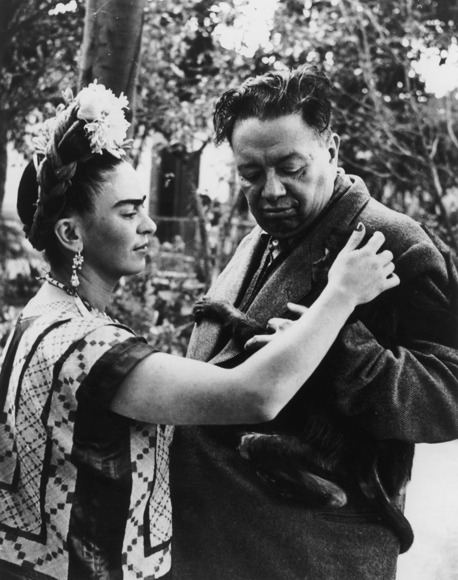 3_frida-kahlo-1907—1954-pets-a-monkey-possibly-fulang-chang-clinging-to-the-jacket-of-her-husband-mexican-artist-diego-rivera-1886—1957-photo-by-wallace-marlyhulton-archivegetty-images